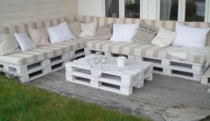 painted-pallet-garden-furniture-set