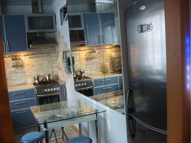 Дизайн кухни 5 кв м с холодильником в Хрущевке