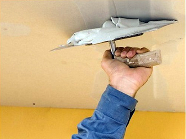 Как шпаклевать потолок под покраску: советы в фото