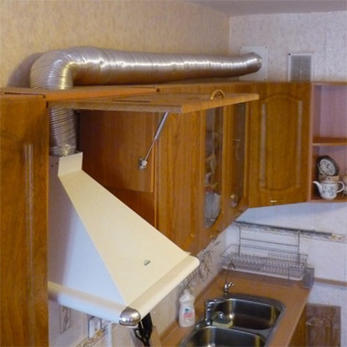 Как выбрать и установить вытяжку для кухни с воздуховодом? в фото