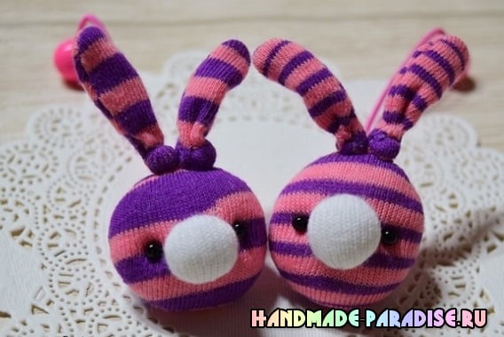 Кролики — детские резиночки из носков в фото