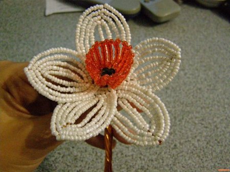 Нарцисс из бисера: мастер-класс по плетению летнего цветка в фото