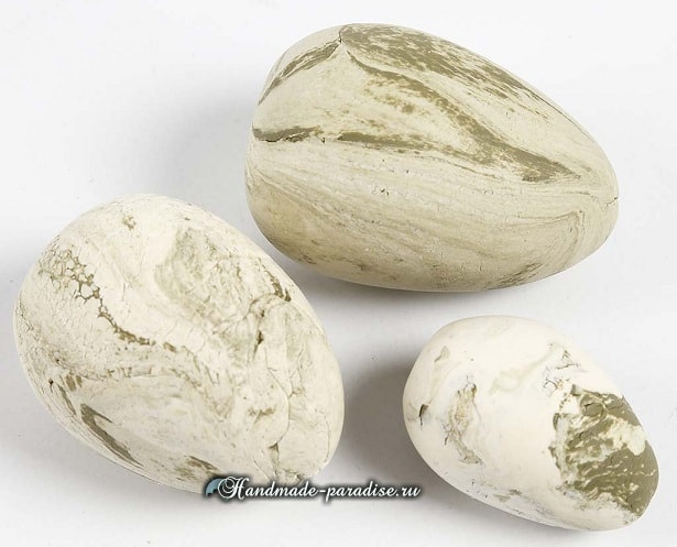 Пасхальные яйца из цемента и полимерной глины в фото