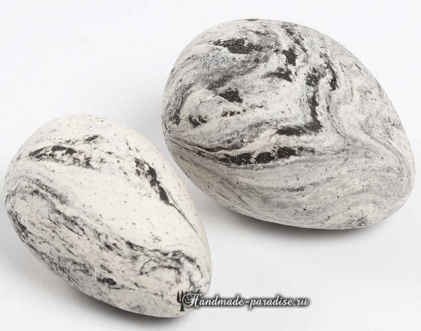 Пасхальные яйца из цемента и полимерной глины в фото