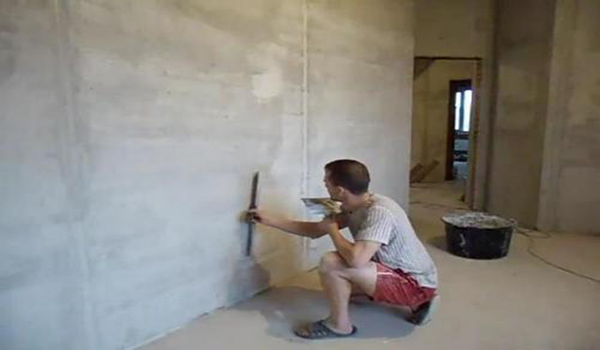 Процесс шпаклевки стен под обои — простые правила в фото