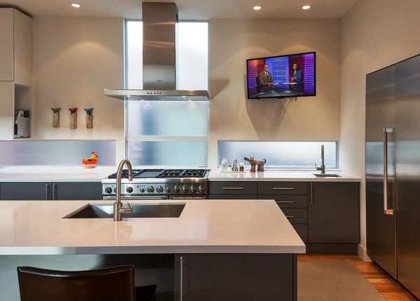 Телевизор на кухне: как подобрать диагональ и где разместить?