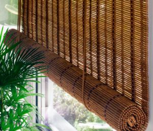 Установка межкомнатной бамбуковой шторы в фото