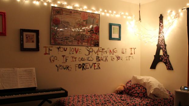 adorable-bedroom-design-with-letter-wall-art-and-eifel-pattern-and-picture-and-string-lighting-idea