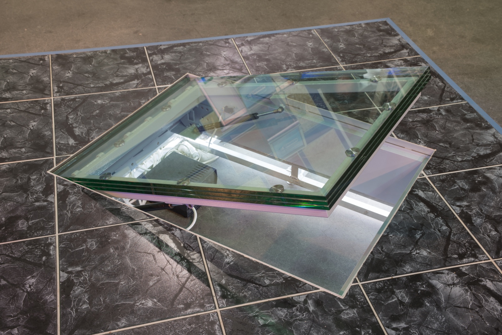 Воздух по краям стекла. Люк со стеклом загрузочный д200мм. Стекло на люк ИАЦ-1767м8. Стеклянный люк в подвал. Стеклянный люк в погреб.
